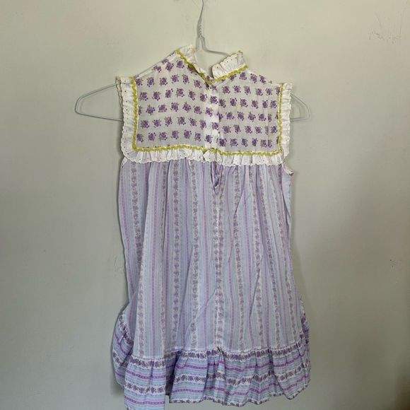 Her majesty | vintage little girls sun dress with purple floral print and lace - Picture 9 of 10